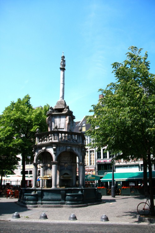 Колонна Ле-Перрон (Le Perron) - символ независимости города