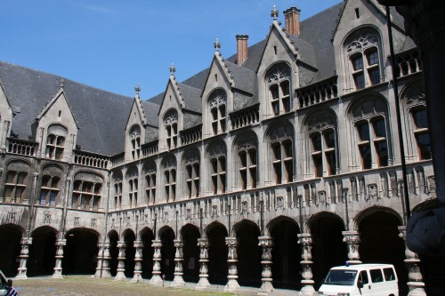 Галерея, окружающая внутренний двор дворца князей-епископов.