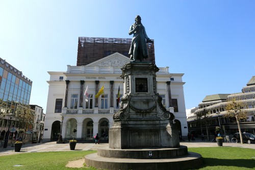 В 1842 году перед зданием был установлен памятник Андре Гретри работы скульптора Гийома Гефа, в основании которого было захоронено сердце родившегося в Льеже композитора.