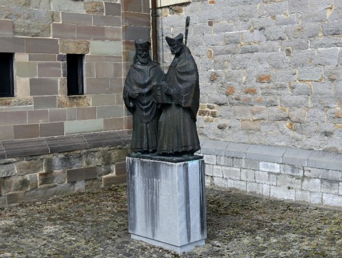 Памятник епископам Монульфу и Гондульфу, активным организаторам церковного строительства в Маастрихте, с макетом базилики.