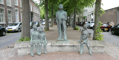 Фонс Олтердиссен был важной местной культурной фигурой. Он был голландским поэтом, писателем и композитором, написавшим маастрихтский гимн. Его часто называли «человеком Ренессанса» из-за его диапазона талантов. Фонс Олтердиссен писал свои произведения на маастрихтском диалекте. Через несколько десятилетий после его смерти была построена статуя в его честь. Виллем Хофхуизен создал скульптуру Фонса Олтердиссена, адресованную его детям, двум мальчикам и девочке. Работа выполнена из бронзы и была представлена в 1961 году на Grote Looiersstraat.
