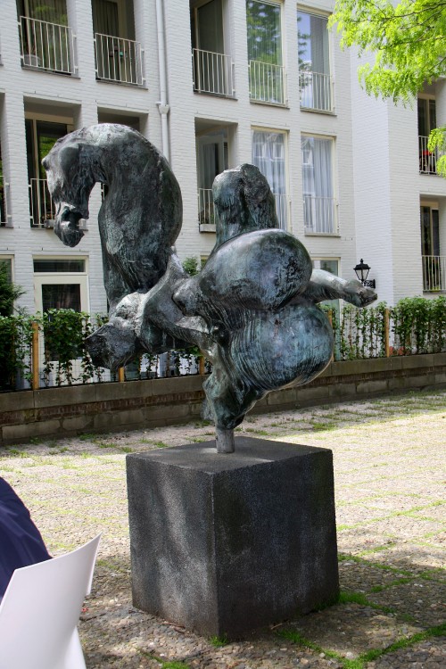 втор скульптур лошадей - Arthur Spronken 1930-2018
http://nl.wikipedia.org/wiki/Arthur_Spronken
Артур Spronken является одним из самых известных голландских современных скульпторов. Он известен прежде всего крупными, фрагмениарными и экспрессивными фигурами лошадей из бронзы. Spronken сначала учился в Школе прикладного искусства в Маастрихте (1948-'52). Затем он работал в качестве стажера в Академии делле Belle Arti ди Брера в Милане, где он преподавал, в числе прочих, Марио Марини, известный своими конными статуями. Spronken делает первые скульптуры из дерева, даже прежде, чем он идет в академии, особенно религиозных деятелей. В 1961 году он присоединился к бронзовым и другим темам (человеческое тело в движении, танцоров, лошадей). Несколько раз в музее Маастрихта, проходили ретроспективы его работ.