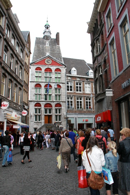 Dinghuis
Dinghuis в конце Groote Straat является старым готическим бывшим зданием суда. Он был построен около 1470 года с фахверковым фасадом и в начале 16-го века с фасадом из камня Намюр и мрамора. Здесь находится туристическое бюро.