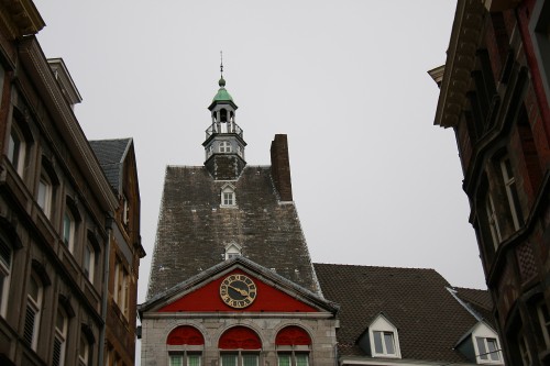 Dinghuis
Dinghuis в конце Groote Straat является старым готическим бывшим зданием суда. Он был построен около 1470 года с фахверковым фасадом и в начале 16-го века с фасадом из камня Намюр и мрамора. Здесь находится туристическое бюро.