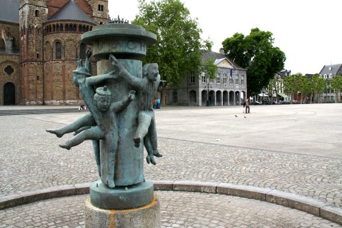 Фонтан Hawt Uuch Vas расположен на центральной площади Маастрихта, Врийтхоф.  Это связано с карнавалом и символизирует сообщество и дух, веселье и благотворительность.  Скульптура изображает пять карнавальных фигур, двух мужчин, двух женщин и ребенка, в масках, танцующих рука об руку вокруг фонтана.  Работа выполнена скульптором Франсом Гастом и была представлена ​​в 1978 году.