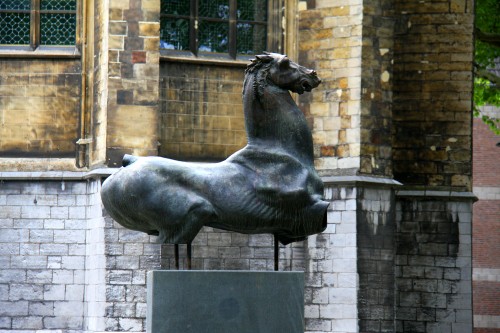 В Маастрихте можно встретить несколько подобных изваяний безногих лошадей. Весьма спорные по красоте творения принадлежат современному голландскому скульптору Артуру Спронкену. (1930-2018)