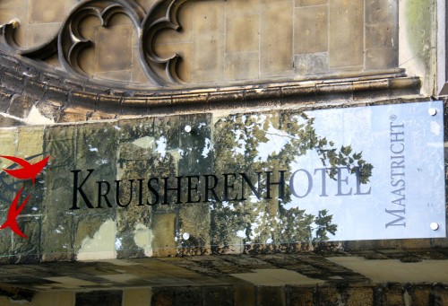 В 2000 году комплекс был продан предпринимателю Камилю Оствегелю, после чего он был восстановлен в 2003-05 годах и превращен в роскошный отель под названием Kruisherenhotel. Во время официального открытия отеля 1 сентября 2005 года почетный генерал-генерал Рейн Ваанхолд ордена крестоносцев отметил, что новое направление, предлагающее гостеприимство, соответствует расположению бывшего монастыря.