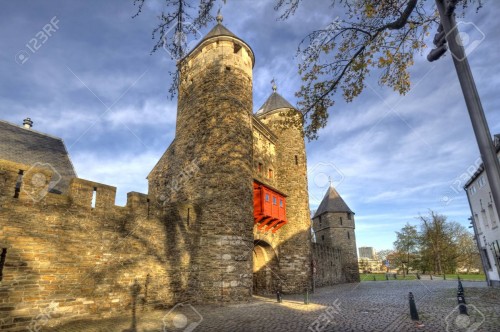 Маастрихт - старейший город-крепость в Нидерландах: поэтому незабываемый опыт - это прогулка по очень старым укреплениям Маастрихта.  Helpoort,  бесспорнo старейшие голландские городские ворота. Они датируются 1229 годом и являются более чем атмосферными.