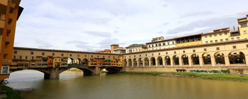 Понте-Веккьо (итал. Ponte Vecchio, Старый мост) — мост во Флоренции, расположенный в самом узком месте реки Арно, почти напротив галереи Уффици. Это самый старый мост в городе: он был построен в 1345 году архитектором Нери ди Фьораванти[it] и сохранил свой первоначальный облик до наших дней. Изначально здесь находились лавки мясников; сегодня тут расположились ювелирные магазины и продавцы сувениров. Ближайшие к нему мосты: мост Санта-Тринита и Понте-алле-Грацие.