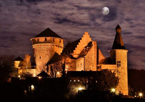 Burg-mit-Mond.jpg