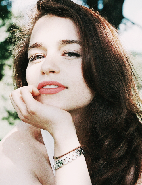 Emilia-Clarke-16.png