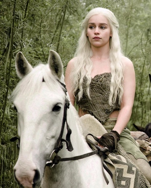 Emilia-Clarke-11543.jpg
