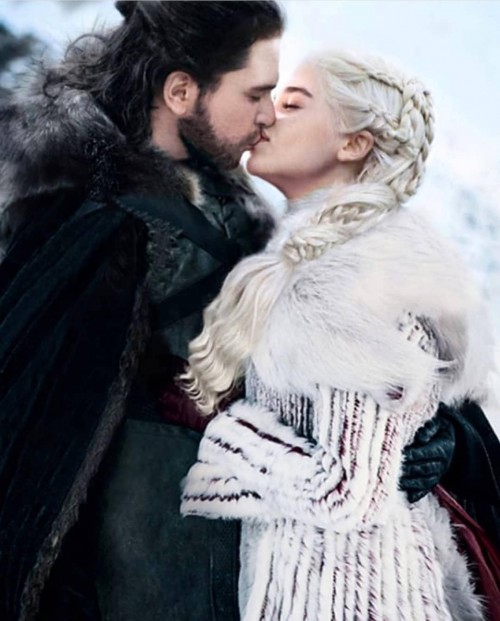 Emilia-Clarke-21152.jpg