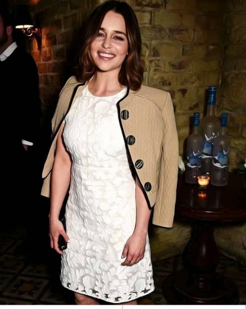 Emilia-Clarke-22060.jpg