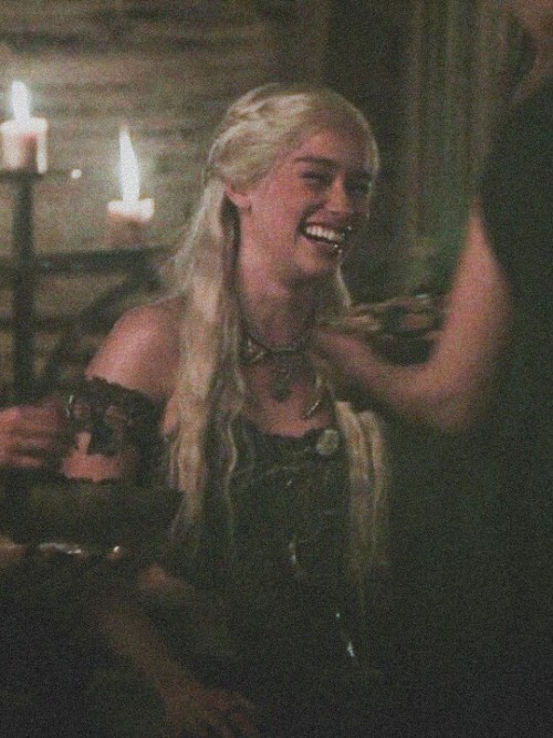 Emilia-Clarke-22067.jpg