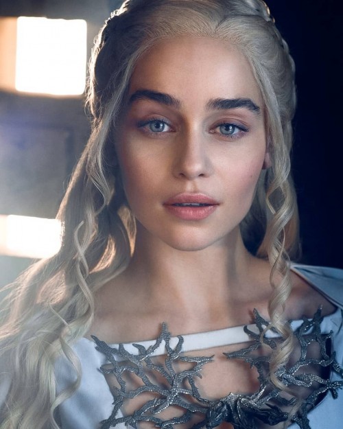 Emilia-Clarke-33010.jpg