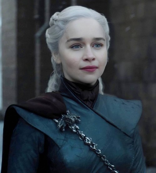 Emilia-Clarke-33065.jpg