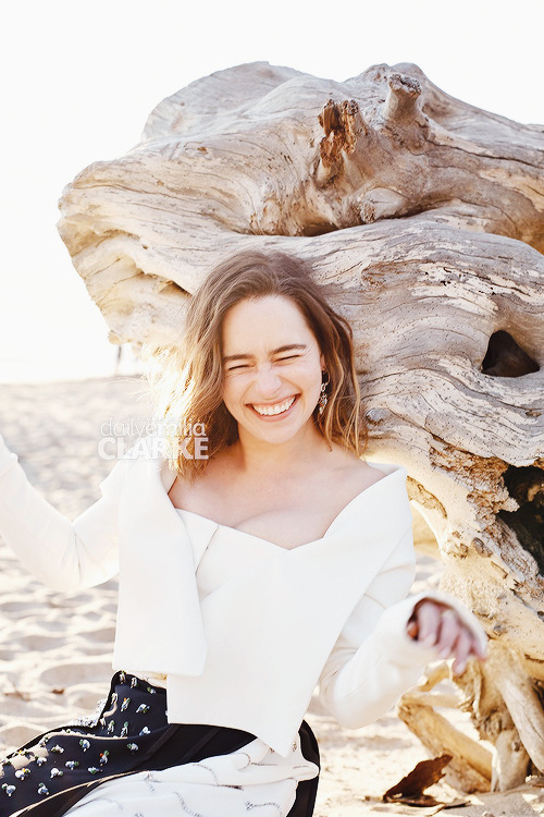 Emilia-Clarke-358722dadafa1c4aa6981.jpg