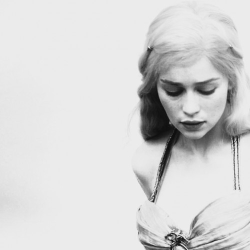 Emilia-Clarke-3802805adc50fb0fc473a.jpg