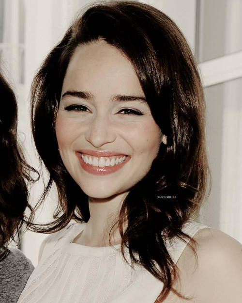 Emilia-Clarke-413245ad25f63af6677a6.jpg