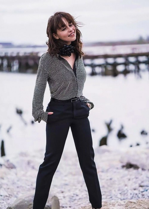 Emilia-Clarke-422051745dbb11f9fb2c9.jpg