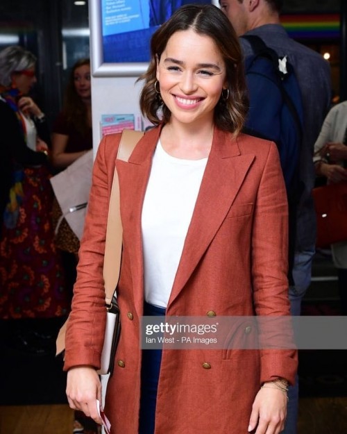Emilia-Clarke-42213225b420ca6da7471.jpg
