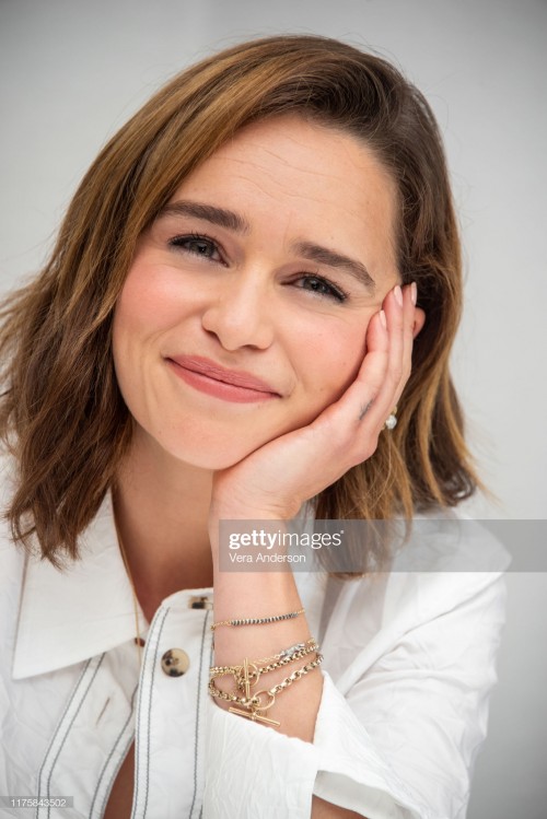 Emilia-Clarke-4298910e3e40be29b65eb.jpg