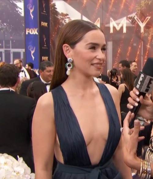 Emilia-Clarke-4305359459296c77ff100.jpg