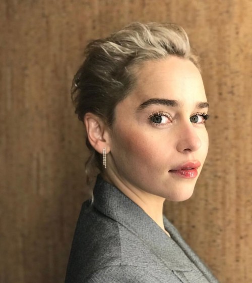 Emilia-Clarke-4377317c126bf4a8b52de.jpg