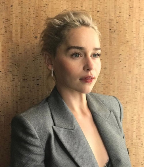 Emilia-Clarke-437743968e526431ce812.jpg