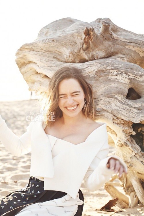 Emilia-Clarke-437756a93b6932c29ef76.jpg