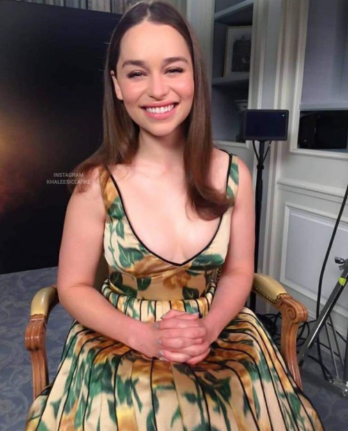 Emilia-Clarke-452257fa8ae775ce32fdc.jpg