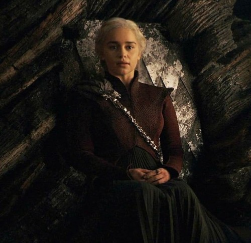 Emilia-Clarke-46272cc70000ee5c61433.jpg