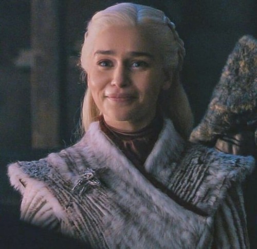 Emilia-Clarke-46276facfe6fde47cb47f.jpg