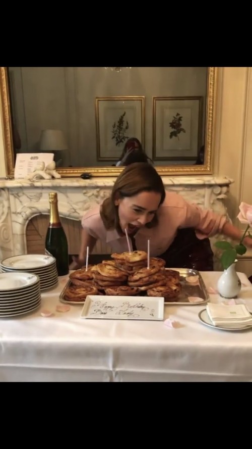 Emilia-Clarke-47420943e01fb8102df46.jpg