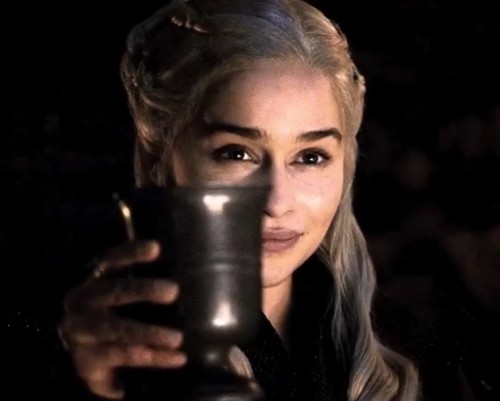 Emilia-Clarke-48073b639da6bd283e89e.jpg