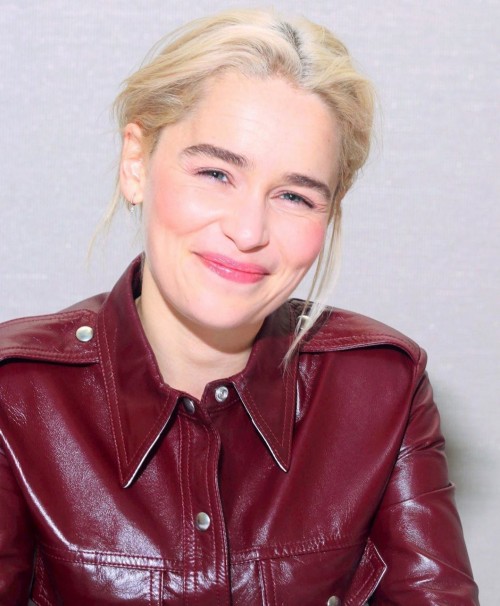 Emilia-Clarke-49173254a6ad7bbd771d7.jpg