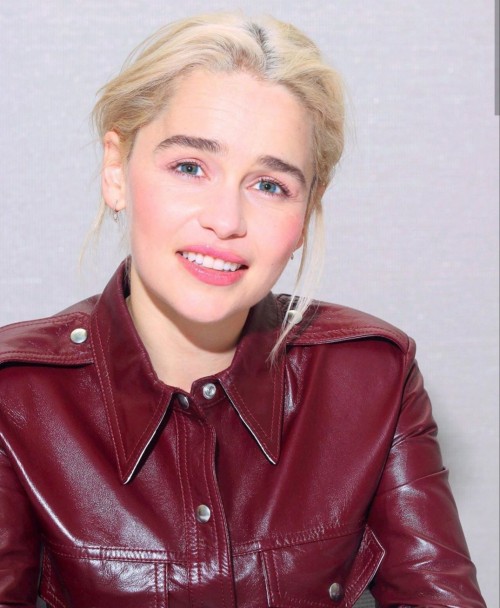Emilia-Clarke-4917430a20c998e0454a6.jpg