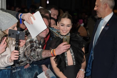 _queen_emilia_clarke_---B4vIL1cpj2r_B4vILzOJUgi.jpg