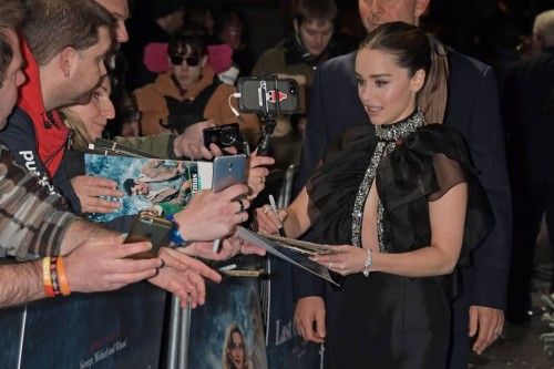 _queen_emilia_clarke_---B4vIL1cpj2r_B4vILzOpAsY.jpg