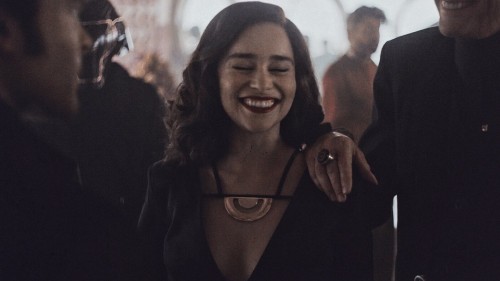 Emilia-Clarke-50208695a13f7673bfe33.jpg