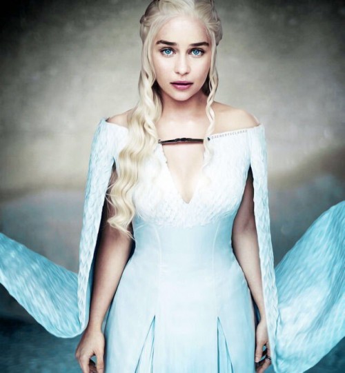 Emilia-Clarke-50607feb0f605893be4a5.jpg