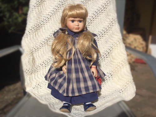 Puppe kariertes Kleid 47 cm