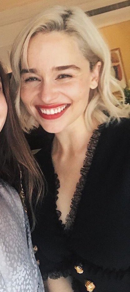 Emilia-Clarke-522095b5748509bbe14a1.jpg