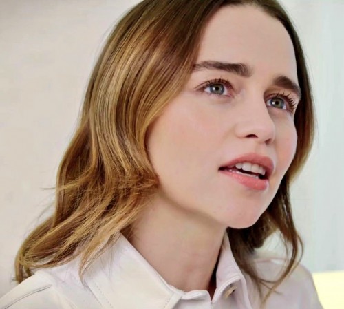 Emilia-Clarke-52231614b55bd6147f254.jpg