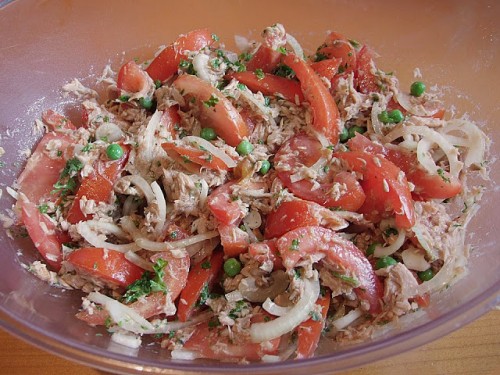 Leichter-und-leckerer-Thunfisch-Tomaten-Salat.jpg