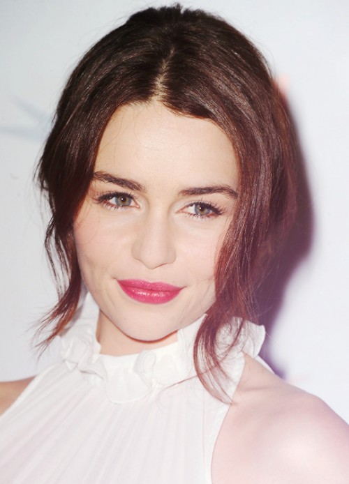 Emilia-Clarke-530048087b75a2c6dbd5f.jpg