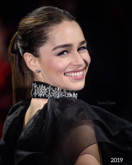 Emilia-Clarke-5301287dd7bdcbc38683b.jpg