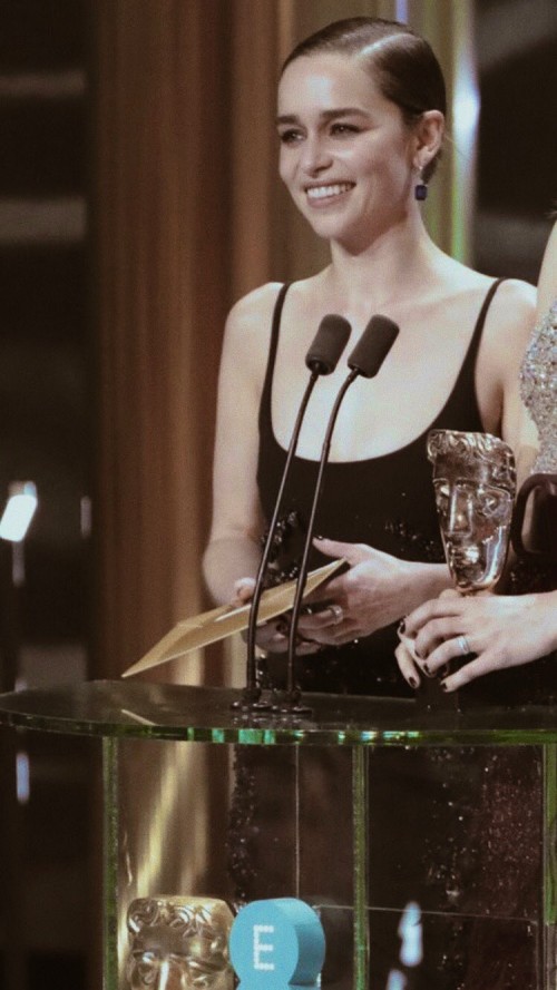 Emilia-Clarke-530381e5e02cc7b87eac2.jpg
