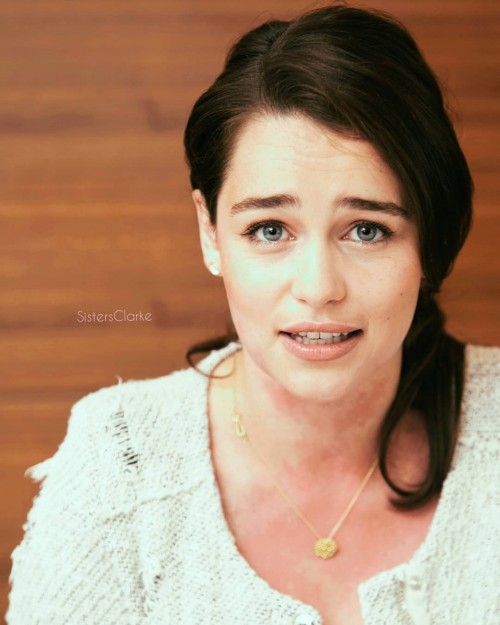 Emilia-Clarke-53041de69069fbefde0f4.jpg